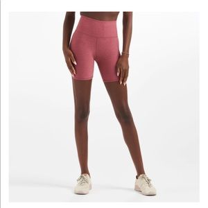 NWT Vuori clean elevation shorty size small in smoked plum